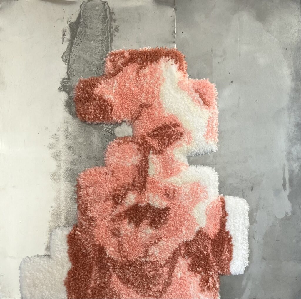 Geraakt door de wereld - getufte acryl wol en zink