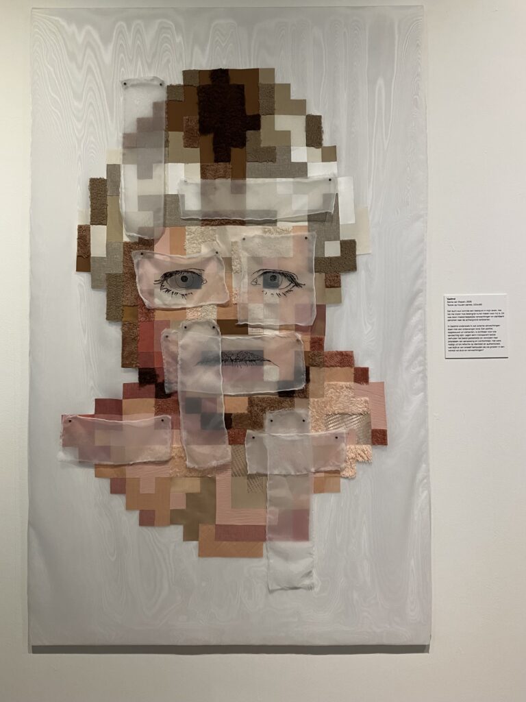 Kunstwerk gedimd, 100 bij 160 cm, textiel op houten paneel