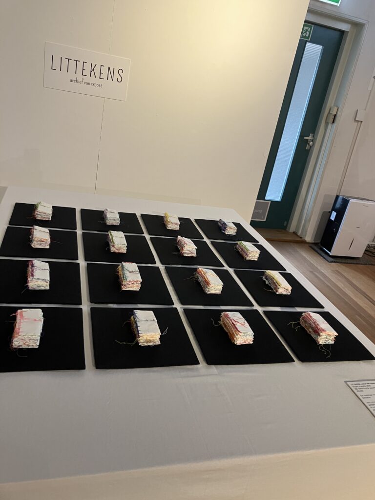 Kunstwerk Littekens archief van troost, 160 geborduurde zakdoekjes op 16 panelen
