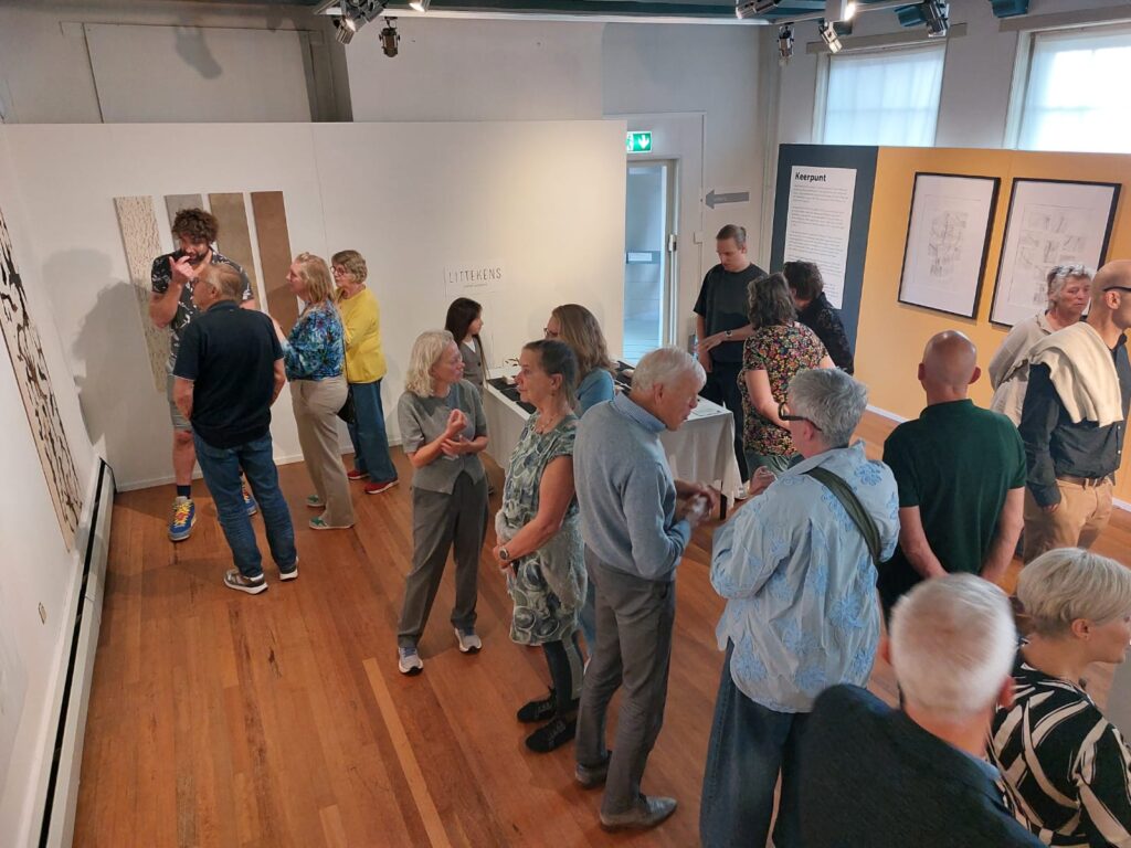 Overzichtsfoto van expositie Keerpunt in Museum Dokkum 