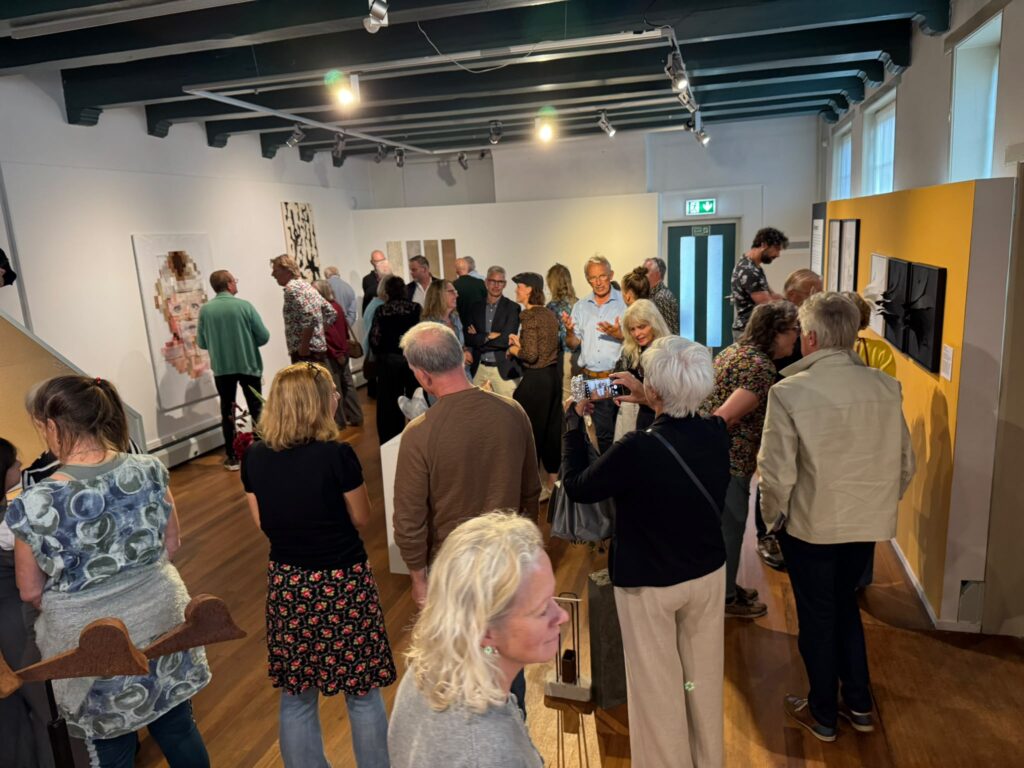Overzichtsfoto van expositie Keerpunt in Museum Dokkum